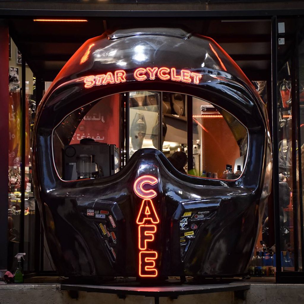 کافه به شکل کلاه کاسکت