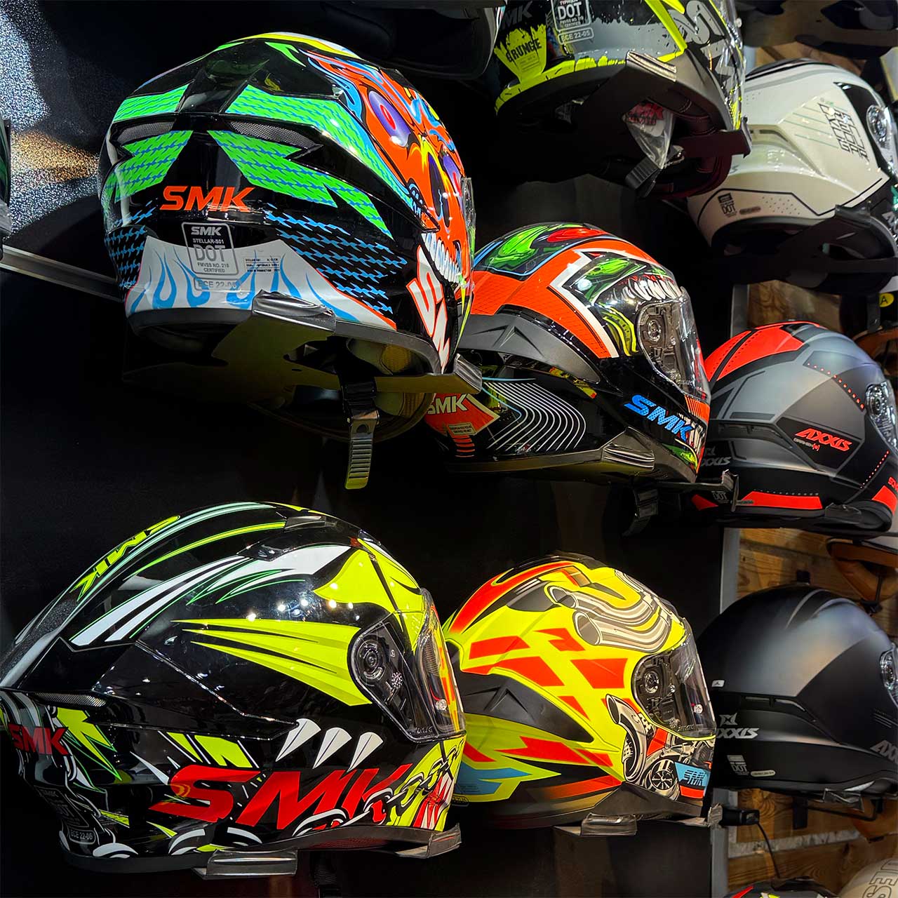 عکس استند دیواری کلاه کاسکت مدل WALL