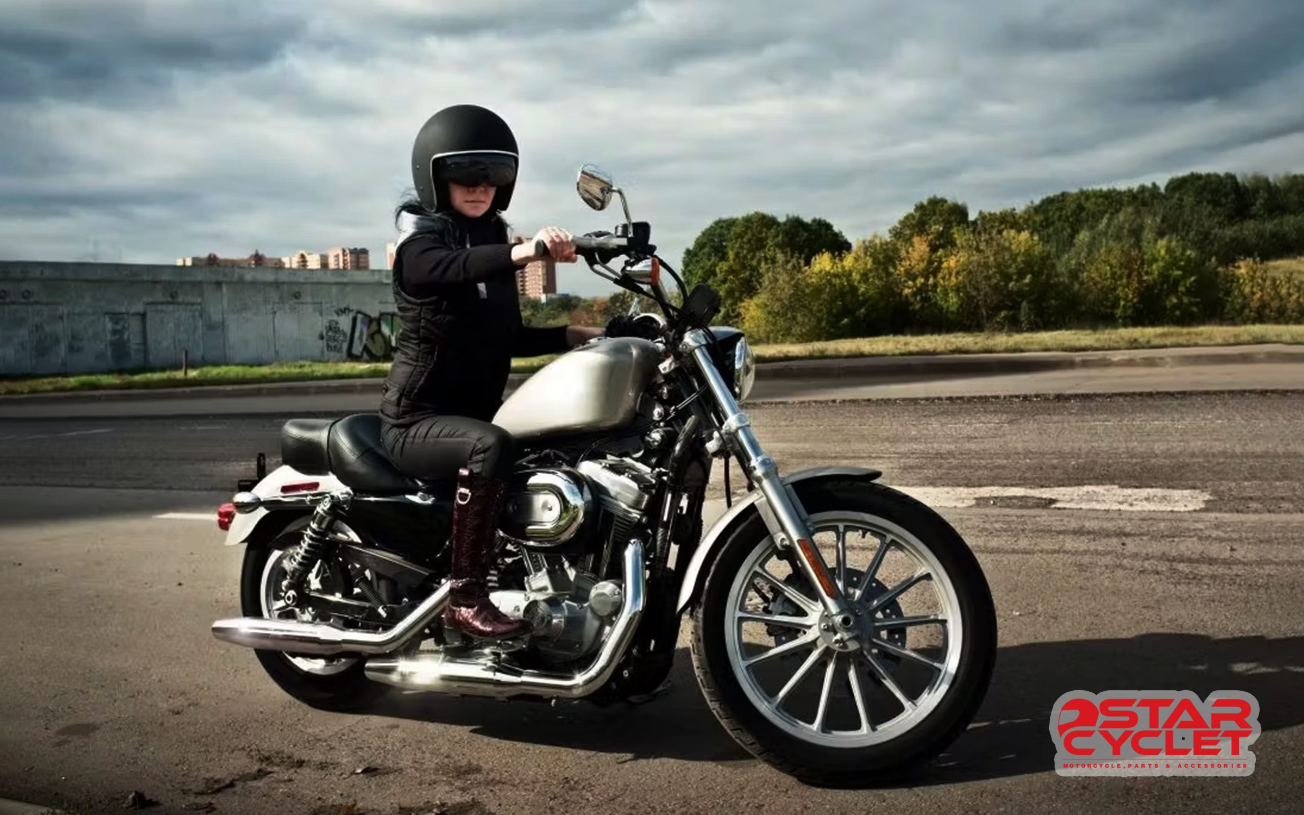 موتورسواری بانوان در ایران: نکات، تجهیزات و چالش‌ها