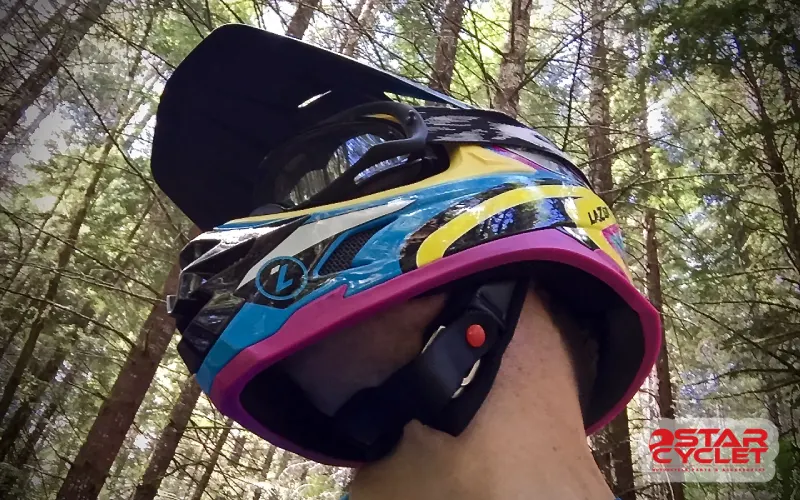 راحتی و تهویه کلاه کاسکت LAZER