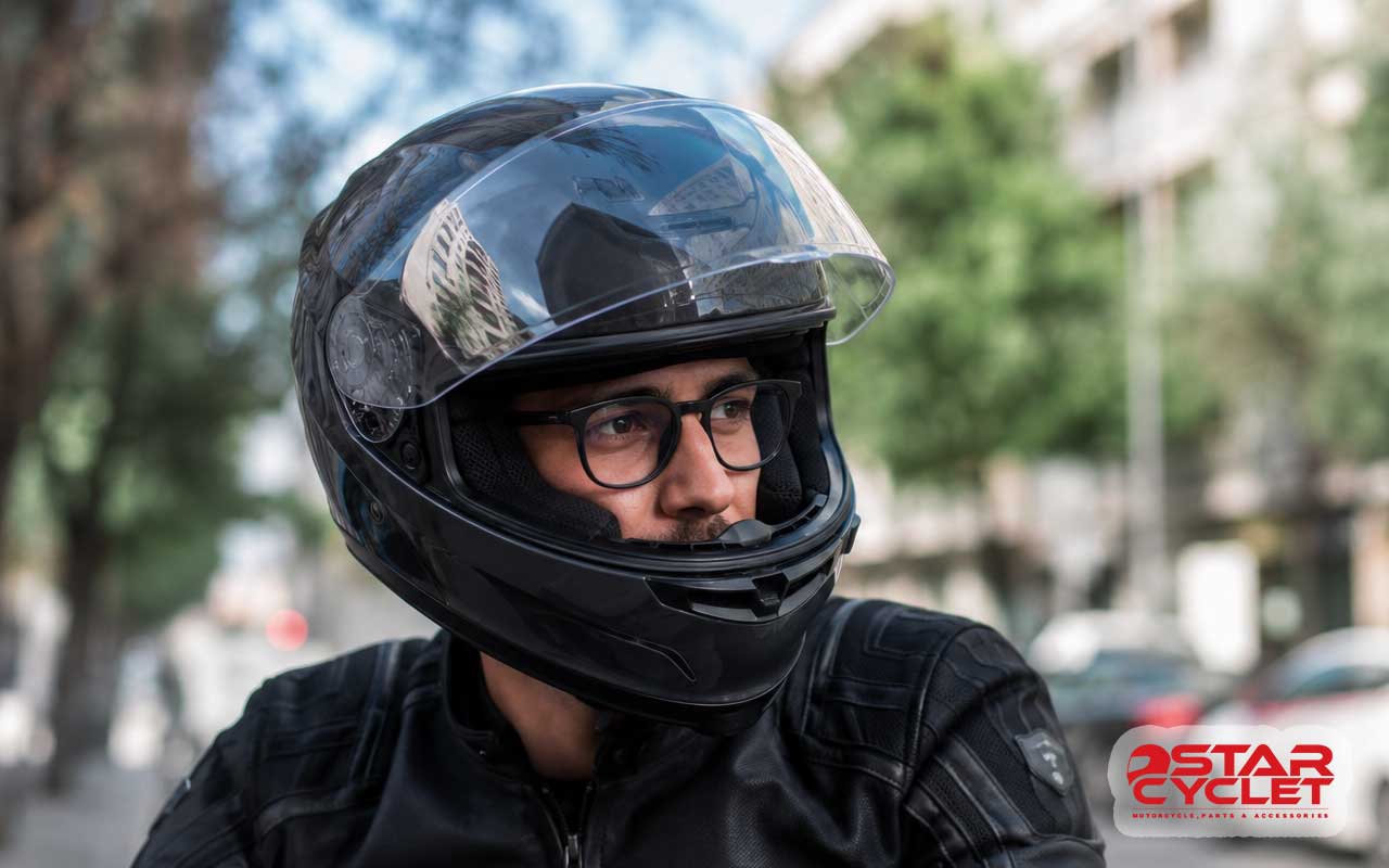 نمای نزدیک از کلاه کاسکت مناسب افراد عینکی با فضای کافی برای دسته عینک