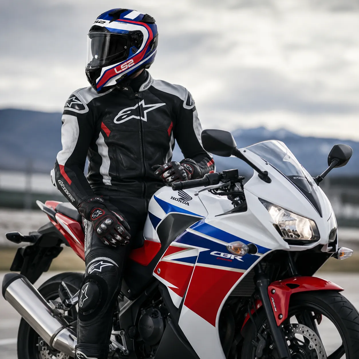 موتورسواری با کلاه کاسکت فک ثابت LS2 مدل CHALLENGER BLUE WHITE RED